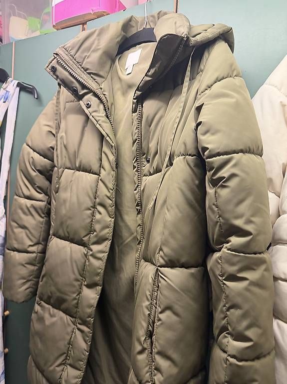 Jacken: WINTERJACKE MIT KAPUZE – Gebraucht aus Märstetten von sha_9p7c 3