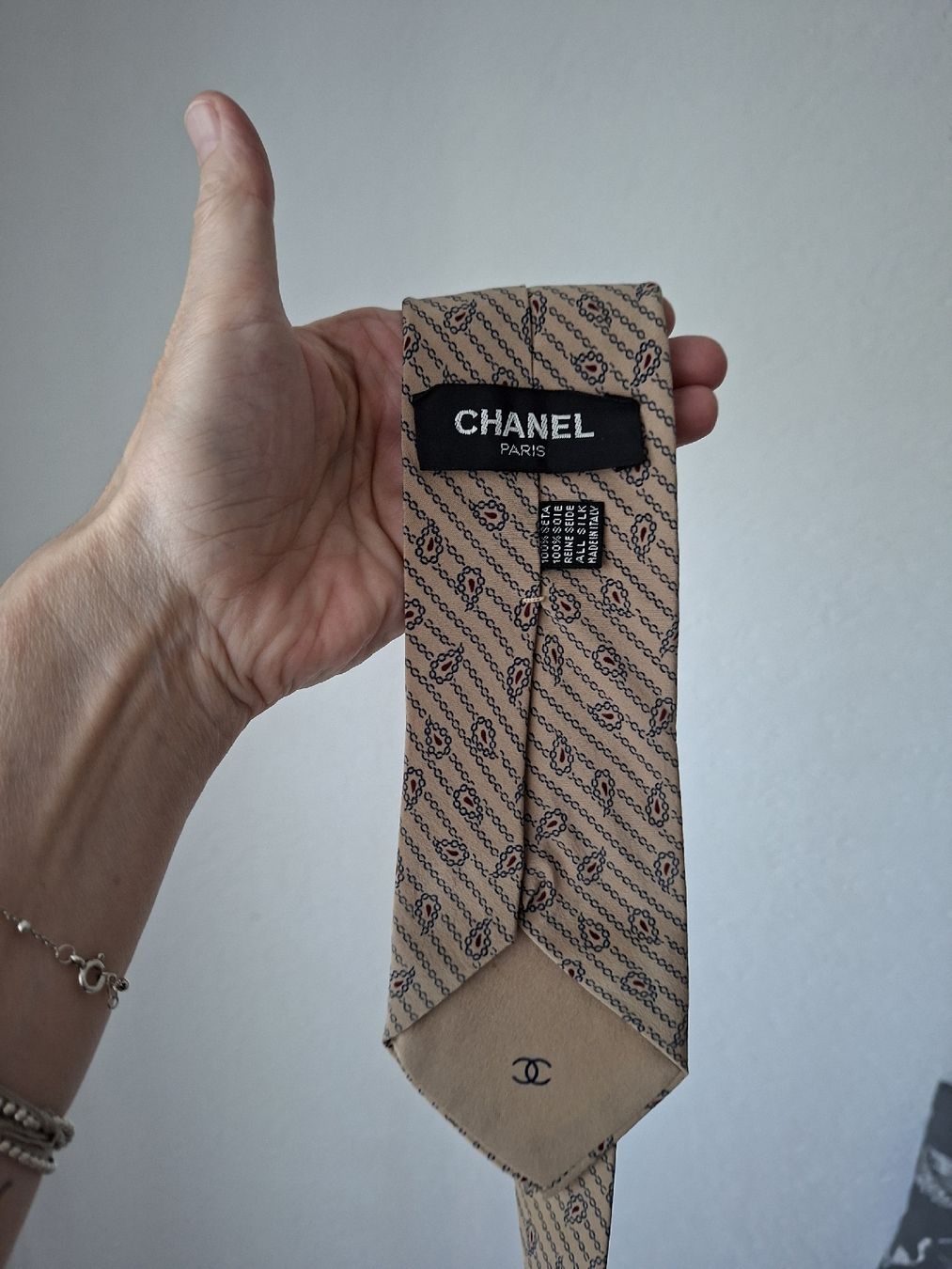 Chanel Cravatte: Chanel Krawatte Seide beige Paisley – Usato da Remetschwil venduto da littleredboots