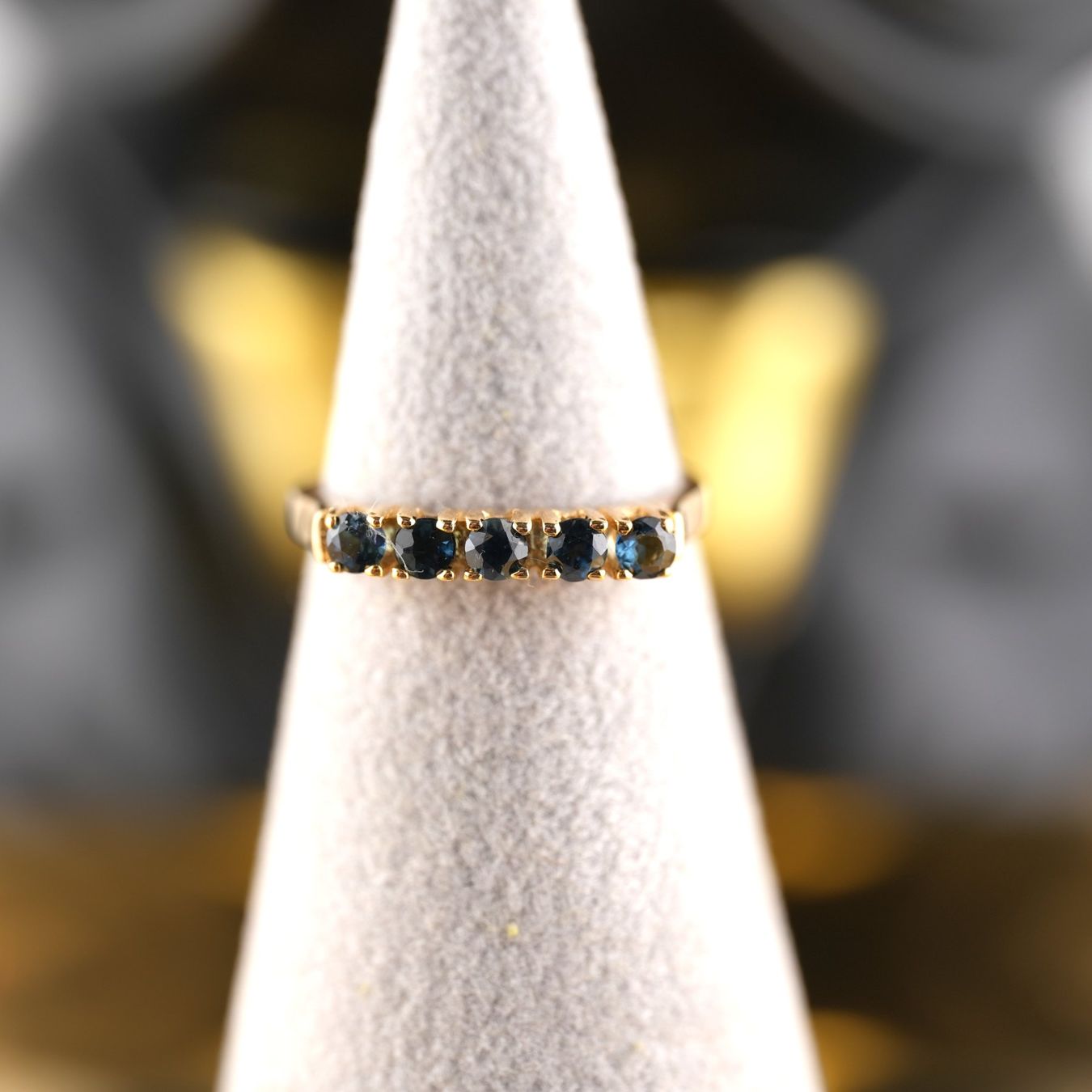 Ringe: Goldring 18K mit 5 Saphir Steinen – Gebraucht aus Basel von Vip24
