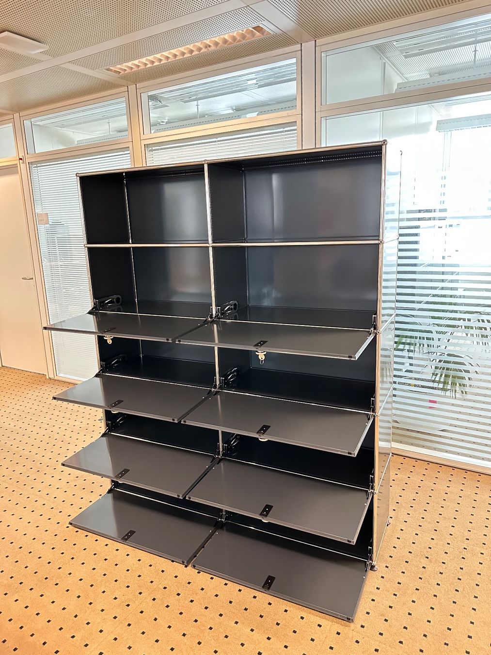USM Scaffali: USM Highboard 2x5 Anthrazitgrau, Top Zustand – Usato da Grenchen venduto da Design-Outlet 1