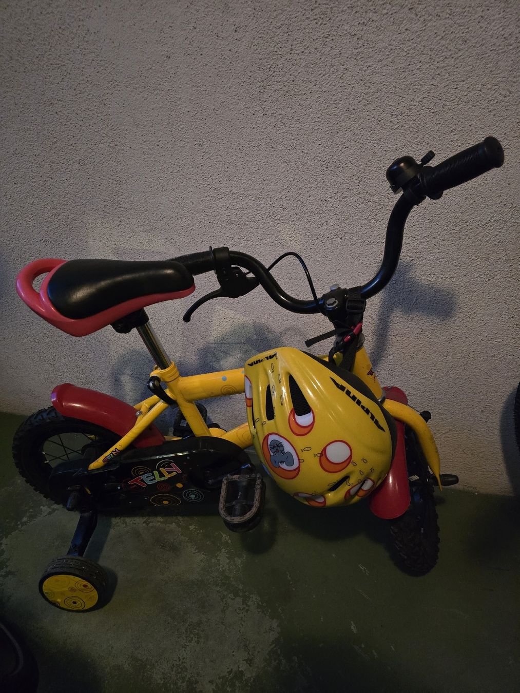 Fahrzeuge für Kinder: Kinder Cycle with Helmet – Gebraucht aus Bern von sna_8zlg