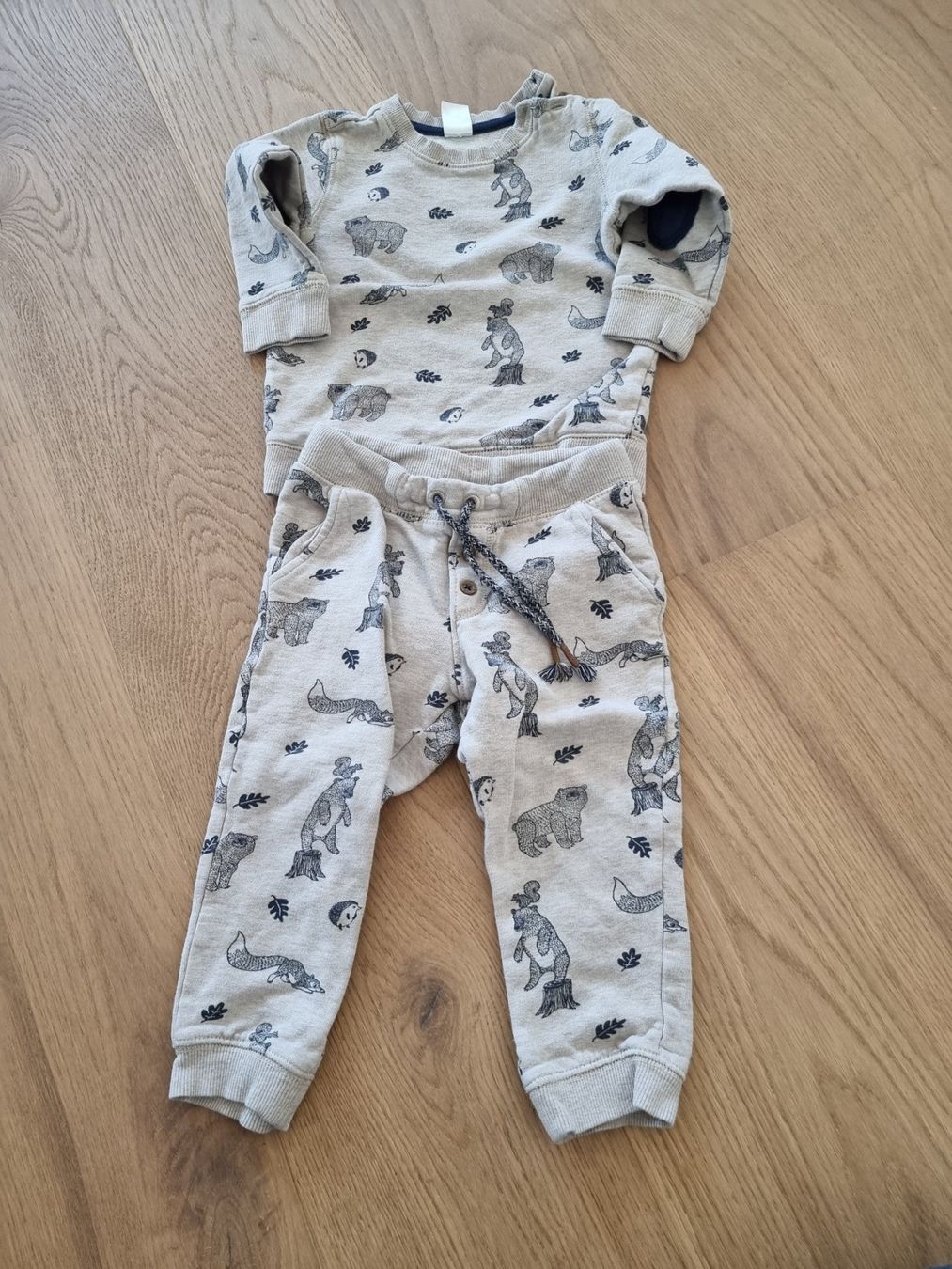 H&M Kleiderpakete: Trainer H&M, 86 – Gebraucht aus Buttikon SZ von Limo180