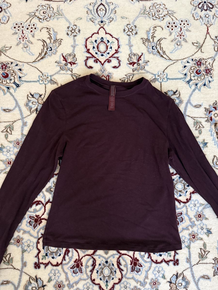 Skims Top: Burgundy Skims Longsleeve – Nuovo (secondo la descrizione) da Luzern venduto da Itsclaire