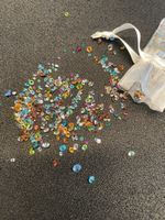 Verschieden farbige Swarovski-Steinchen