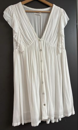 Weisses Sommerkleid mit Rüschen