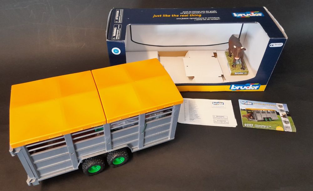 BRUDER Viehanhänger mit Kuh (Neu (gemäss Beschreibung)) in Richterswil ...