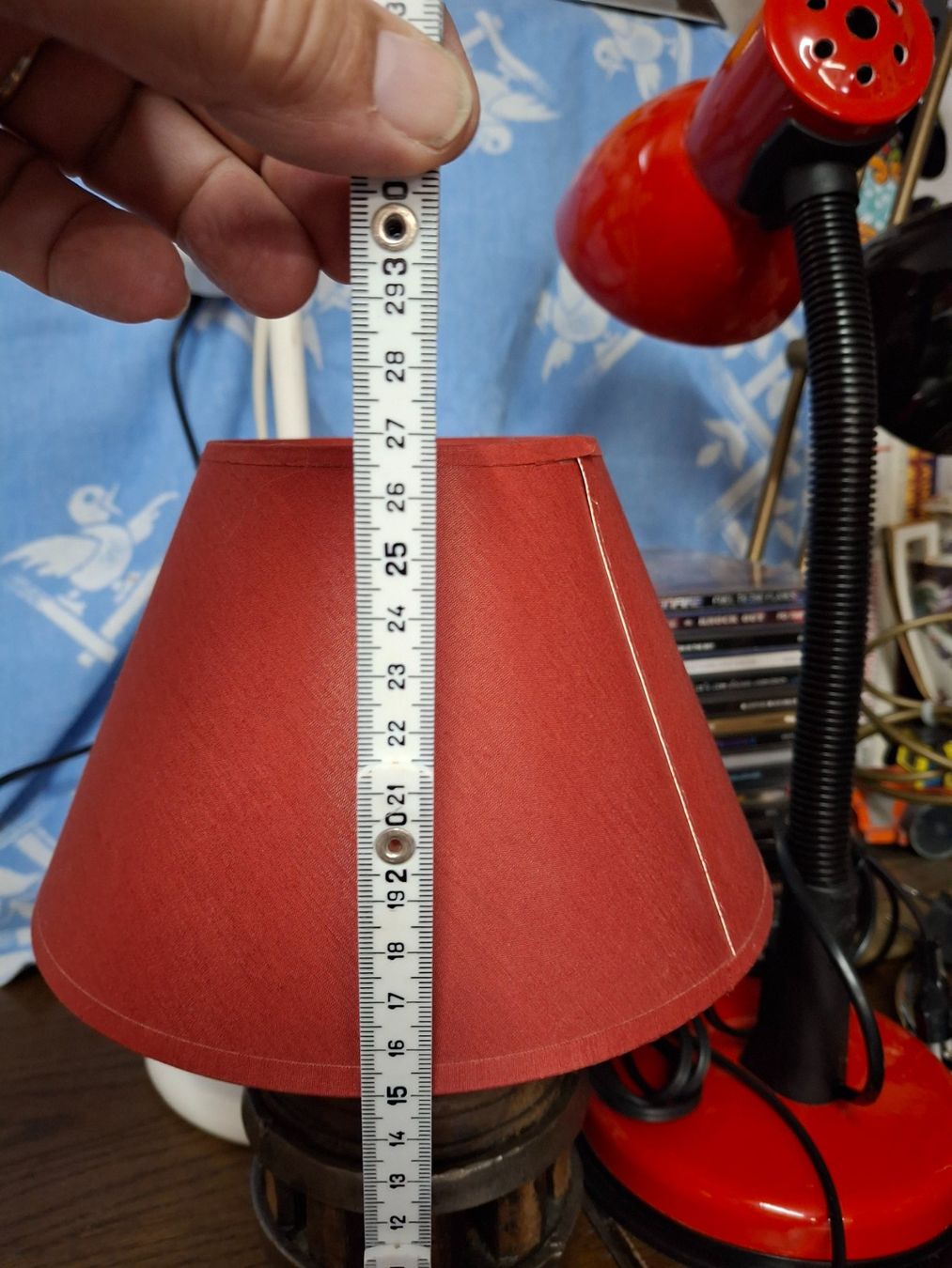 Lampen: Rustikale Tischlampe mit rotem Schirm, Vintage-Stil – Gebraucht aus Horriwil von TOKYONIGHTS 2