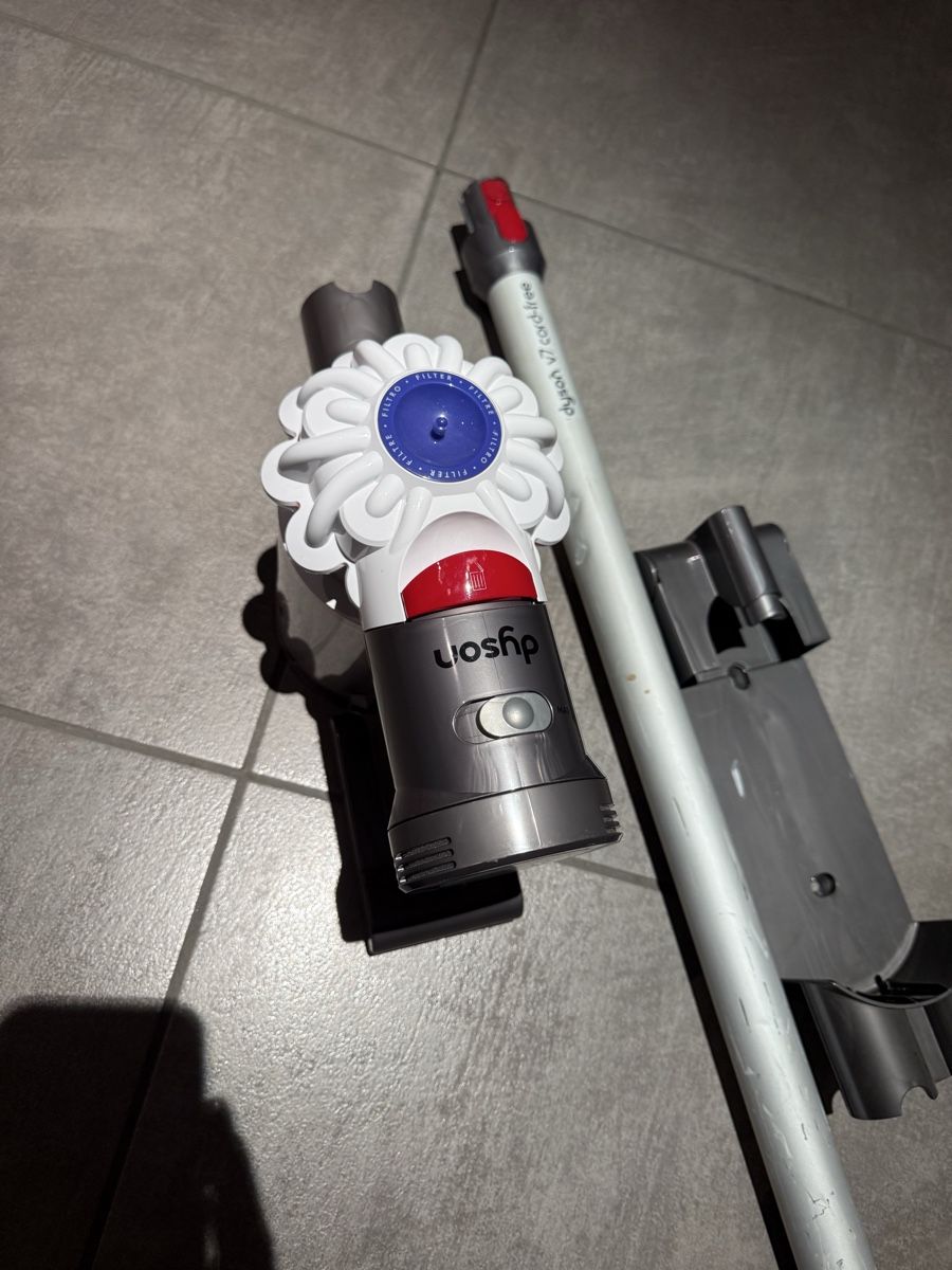 Dyson Aspirateurs & Accessoires: Dyson v7 – D'occasion à Claro par KarinS84