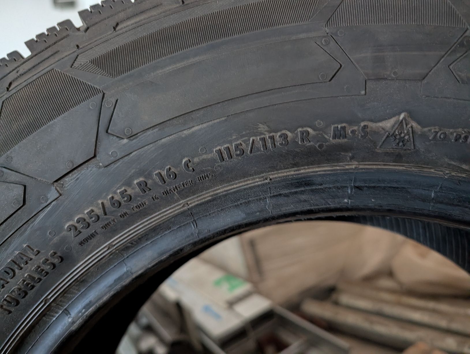 Continental Pneumatici & Ruote complete: 2x Continental VanContact Winter 235/65 R16 C – Usato da La Place (Ayent) venduto da s4c4 5