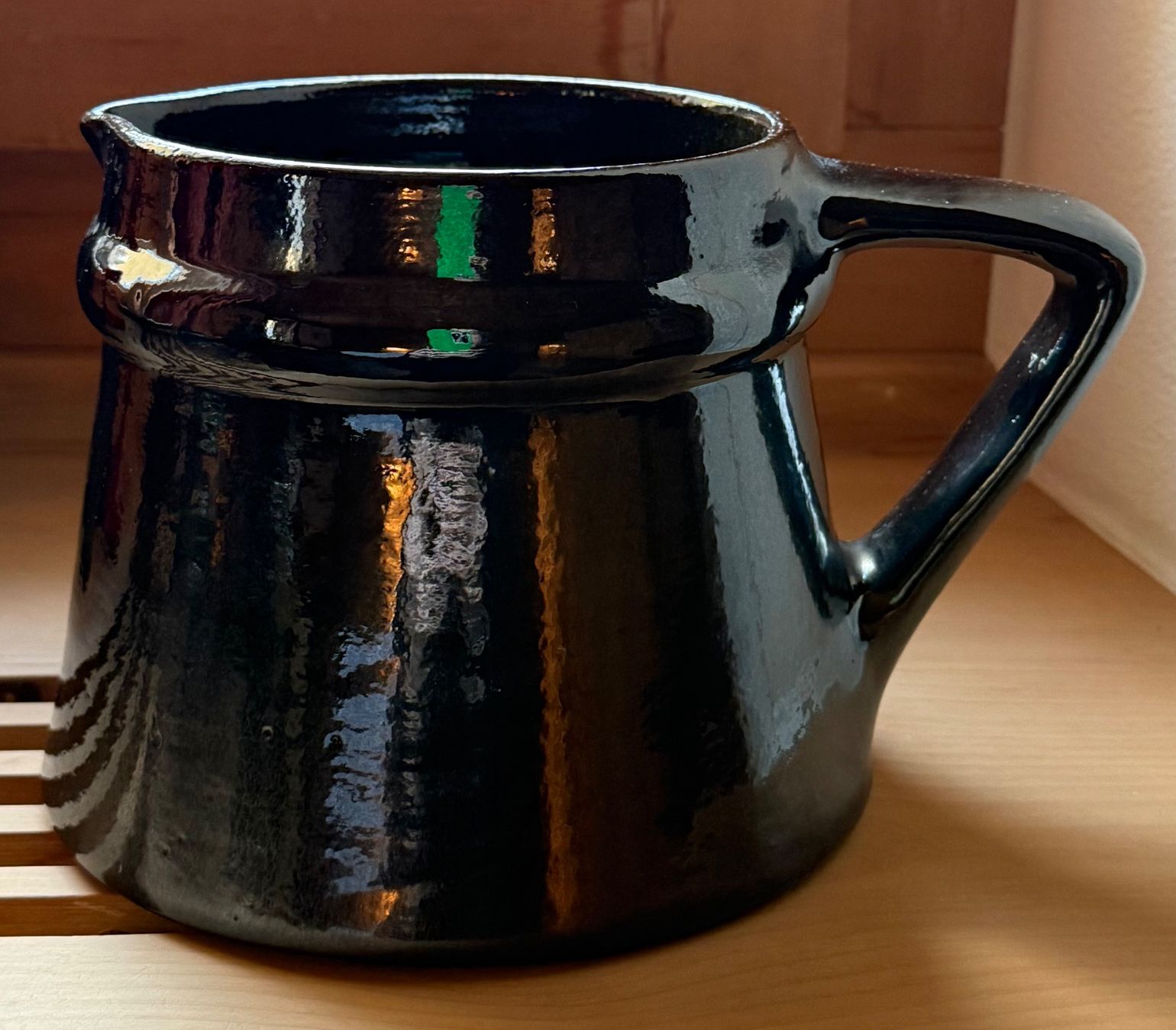 Caraffe: Rustikaler schwarzer Krug – Usato da Luzern venduto da Mamutpe