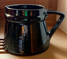Rustikaler schwarzer Krug