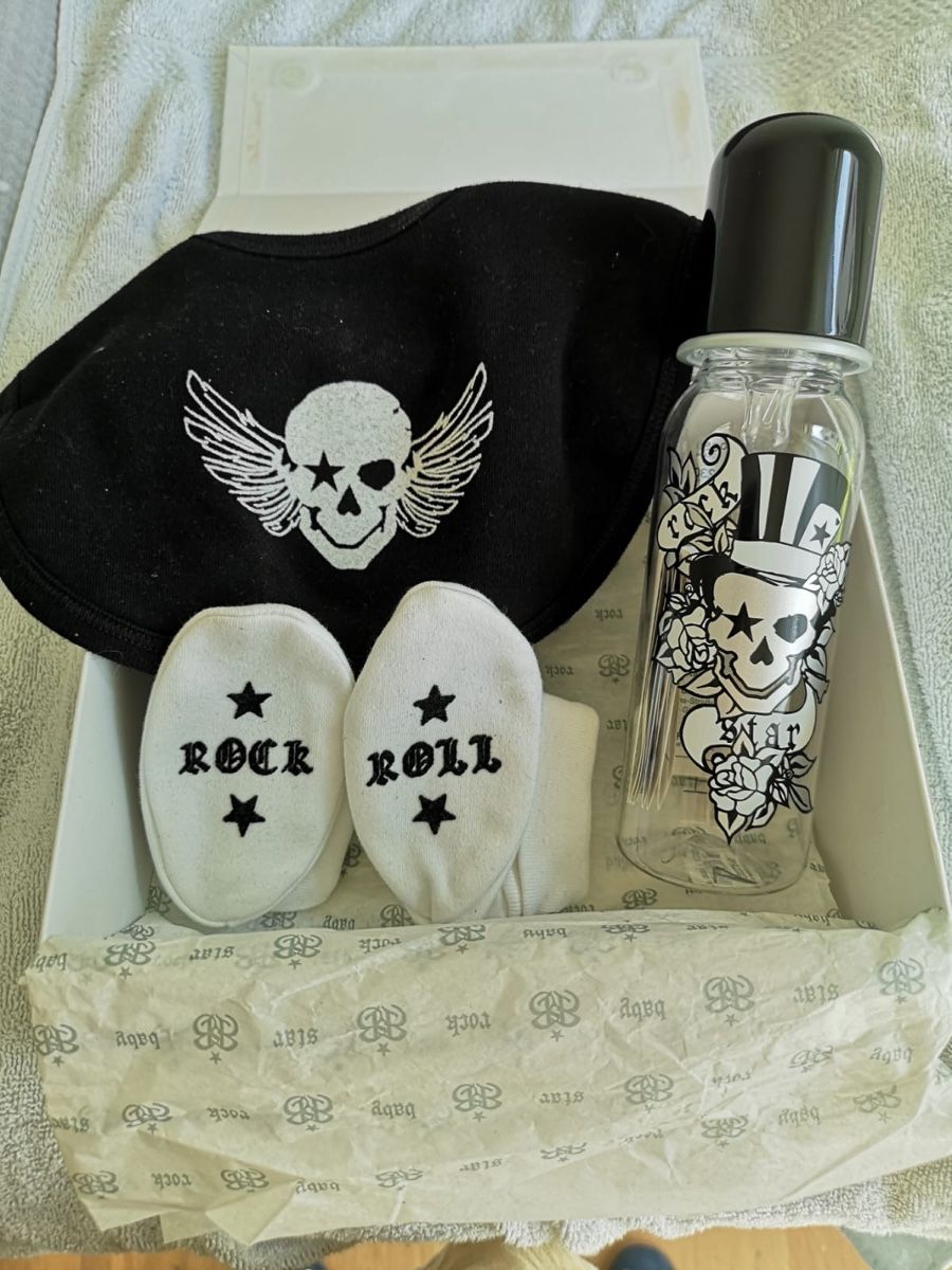 Baby-Mahlzeiten: Rock Star Baby - Lätzchen, Söckchen und Flasche – Neu (gemäss Beschreibung) aus Saland von Francyherrera