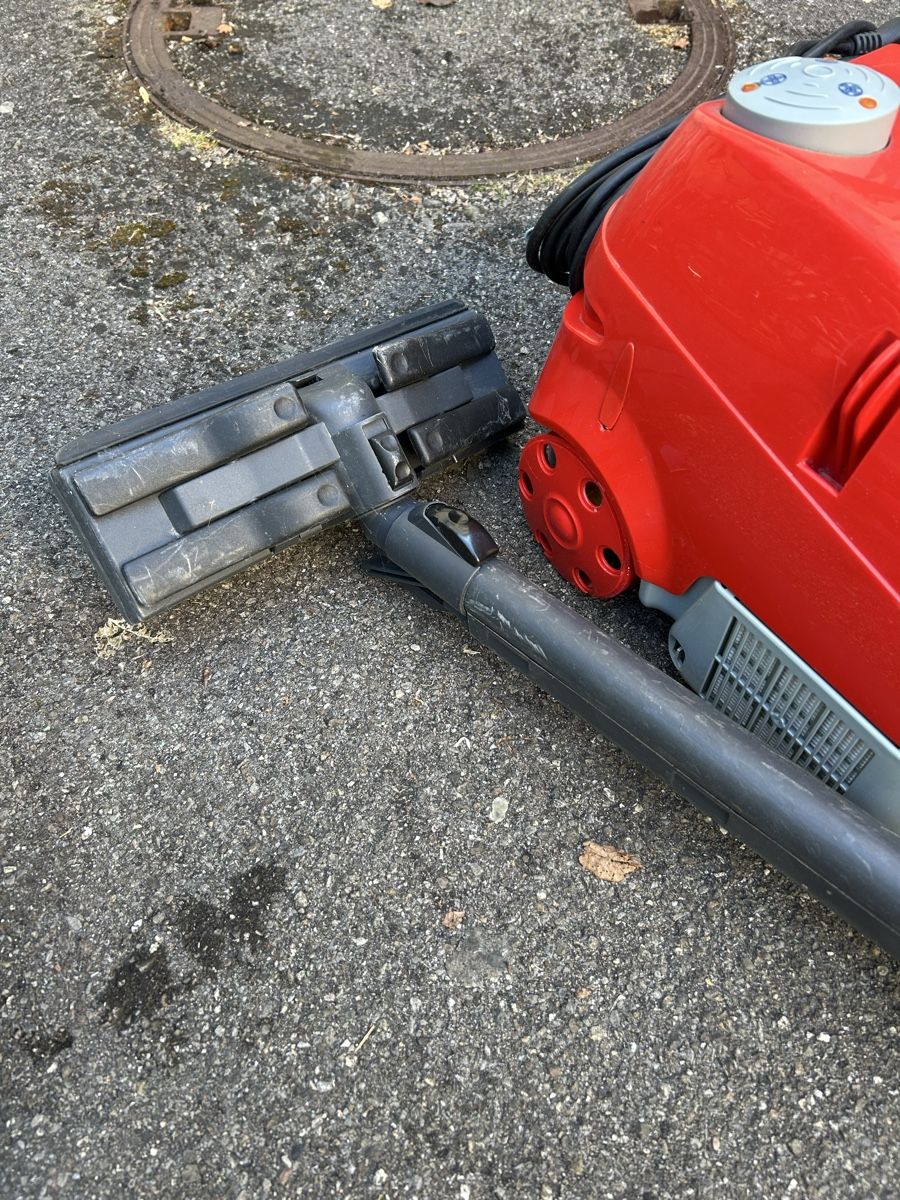 Fust Aspirapolveri & Accessori: Fust Staubsauger mit Wasserfilter und Bügeleisen – Usato da Zollikofen venduto da S.B.R 2