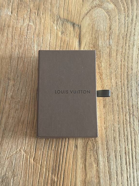 Altro in  Abbigliamento & Accessori: Louis Vuitton Etui iPhone 4/4S Monogram  neu mit Box – Nuovo e nell'imballaggio originale da zürich venduto da Kerstenpja