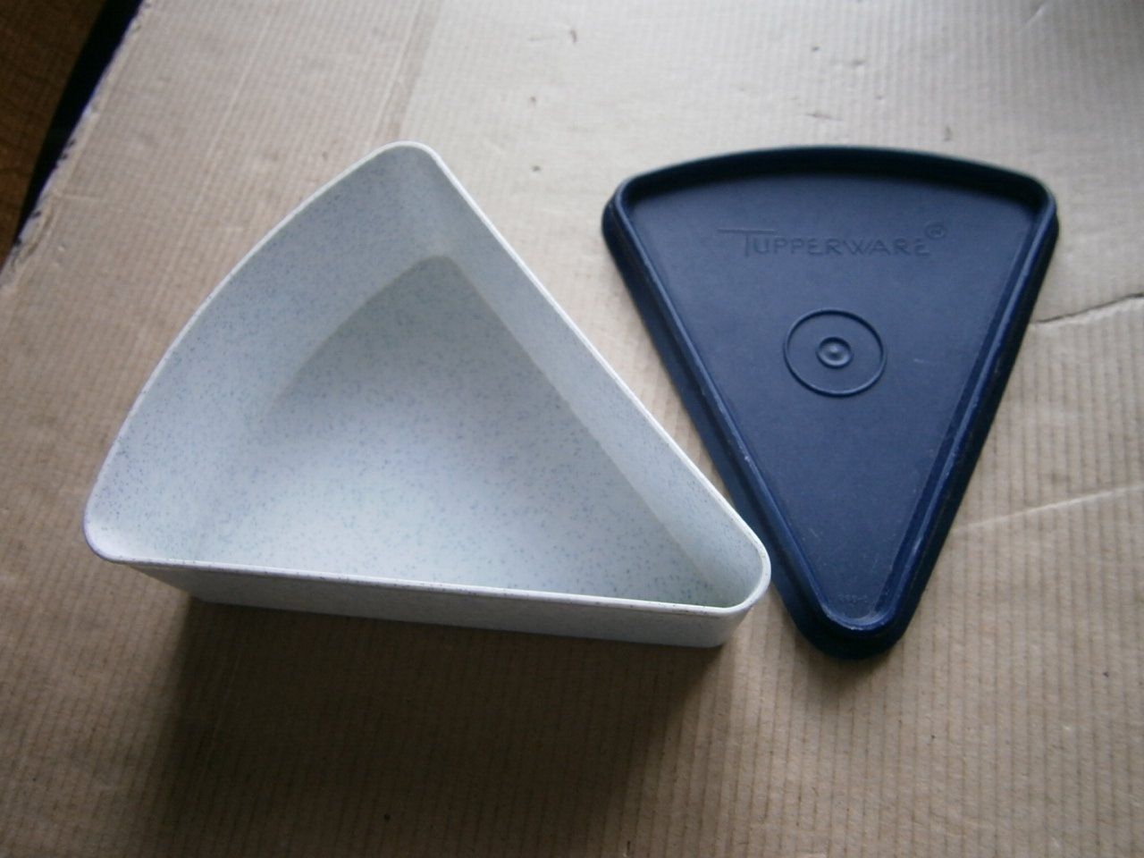 Tupperware Recipients et similaires: Tupperware dreieck mit Deckel – D'occasion à Pratteln par 66werni 1