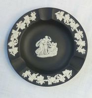 Aschenbecher Wedgwood schwarz mit weissen Verzierungen 12cm