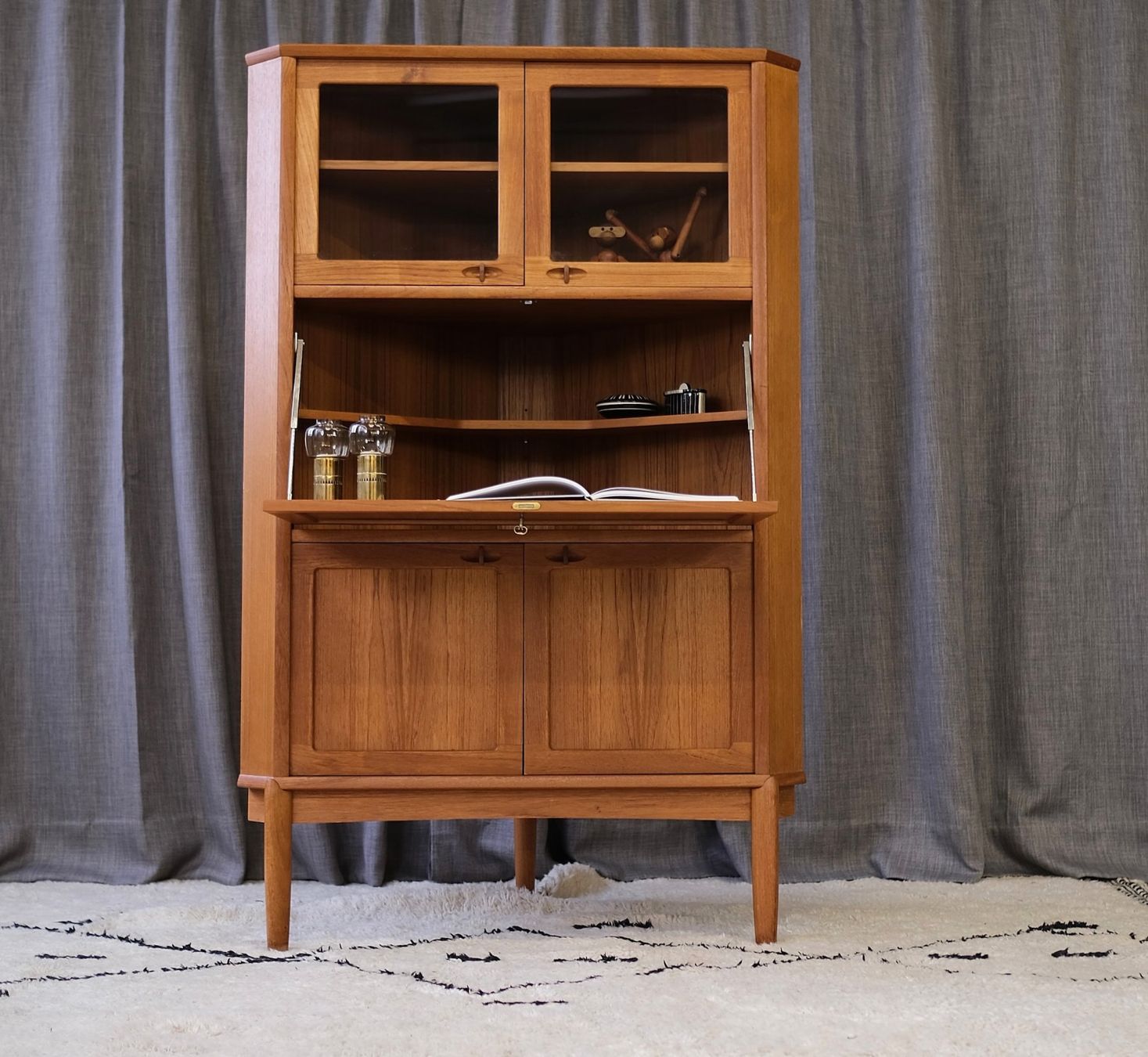 Cassettiere: Danish Corner Cabinet by H. W. Klein for Bramin, Denmark – Usato da Bern venduto da Zmodern_VIN