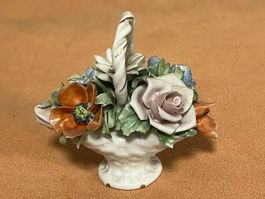 Piccolo cestino in porcellana con fiori Capodimonte