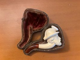 Pipa in schiuma di mare con custodia, figurata