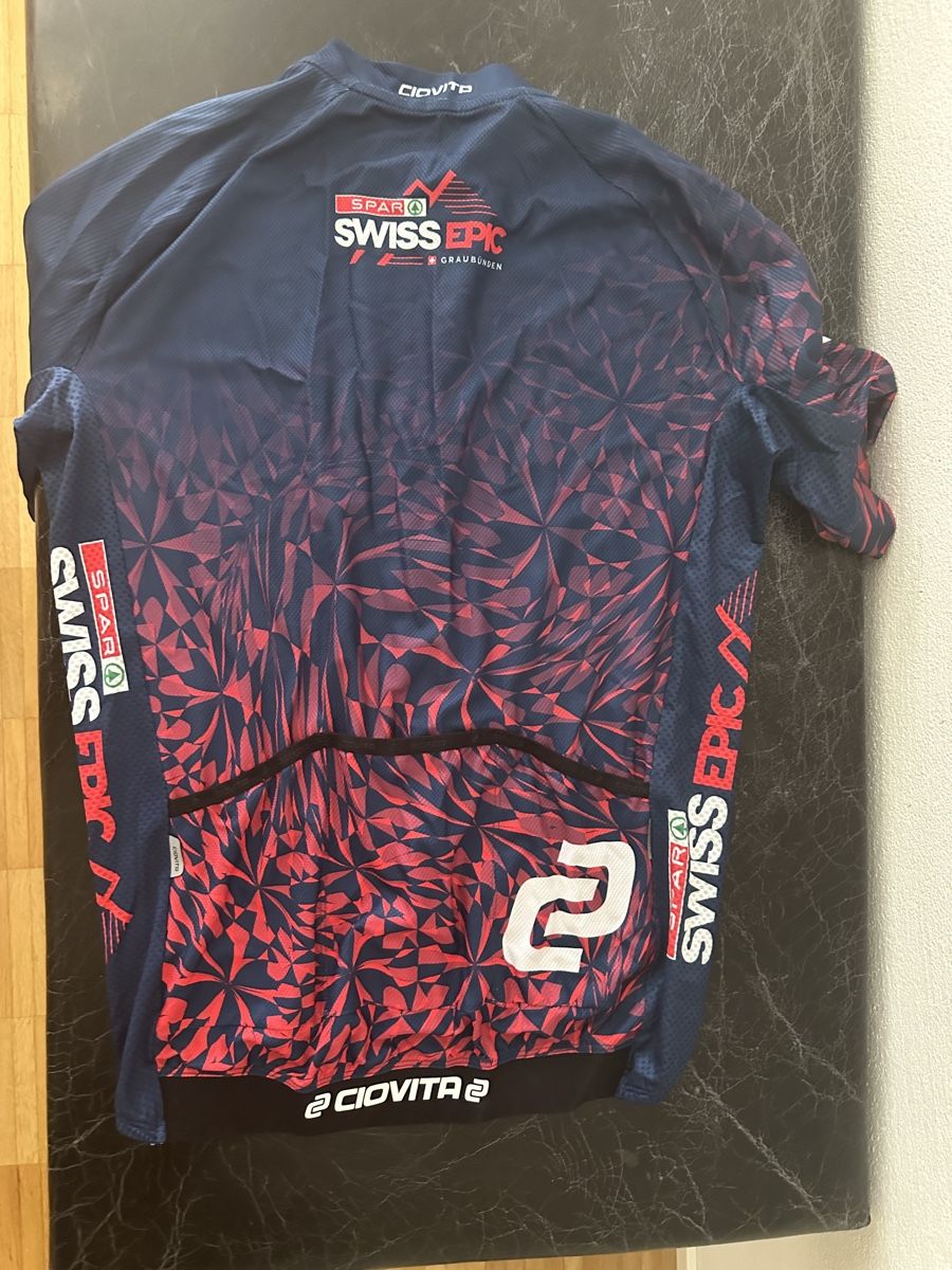 Leibchen & Hosen: Swiss Epic Radtrikot, Grösse M, NEU – Neu und originalverpackt aus Zizers von Dji_199