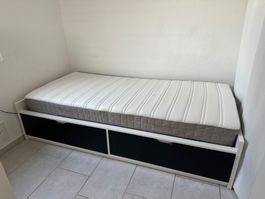 Bett mit Matratze und zwei grossen Schubladen