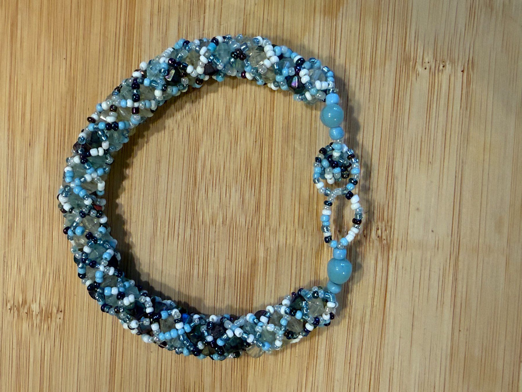 Armbänder & -reifen: Armband Handgemacht Perlen blau weiss – Gebraucht aus Basel von zukk_
