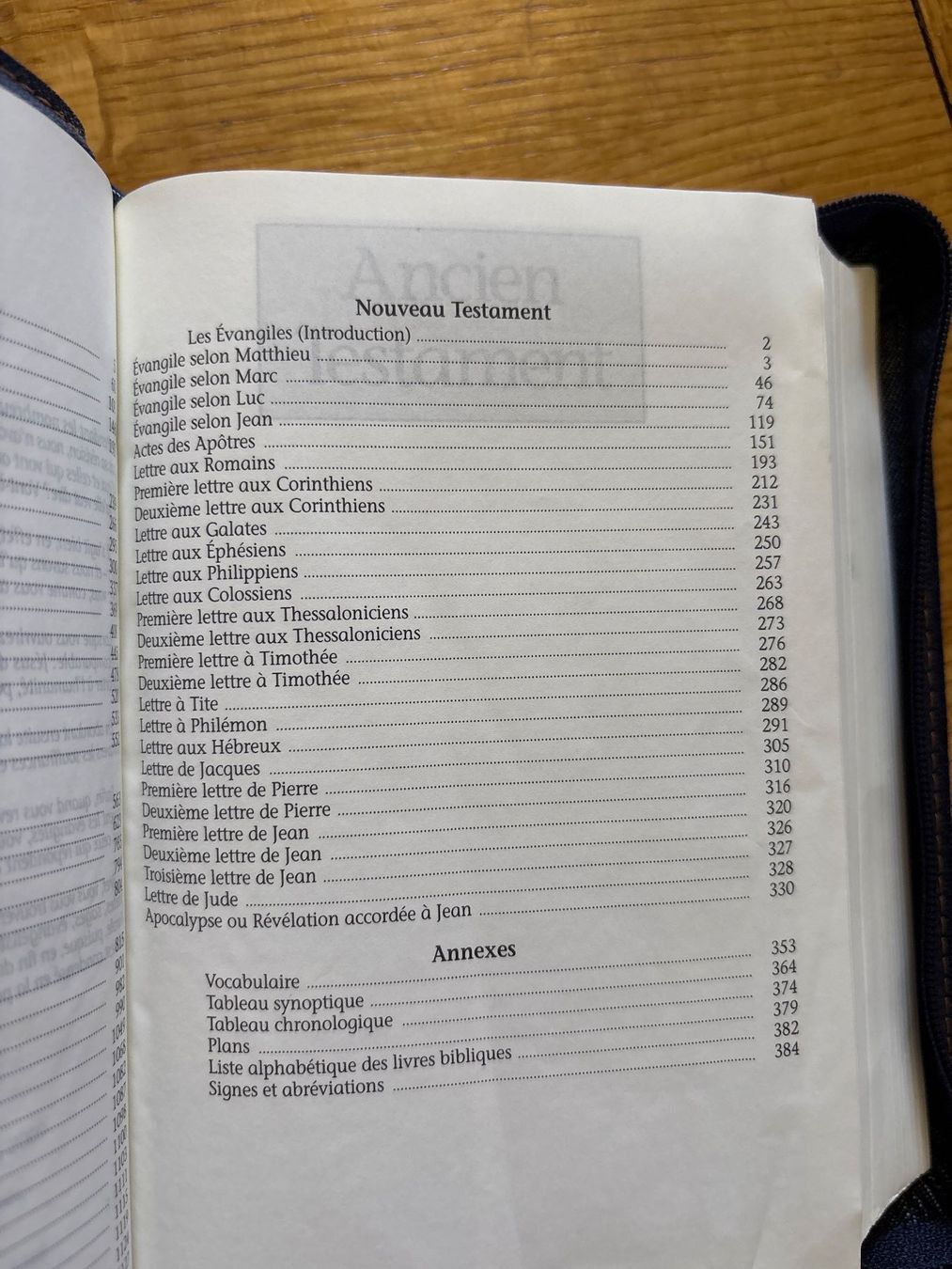 Libri: La Bible en français courant – Usato da Genève venduto da Buens4 5