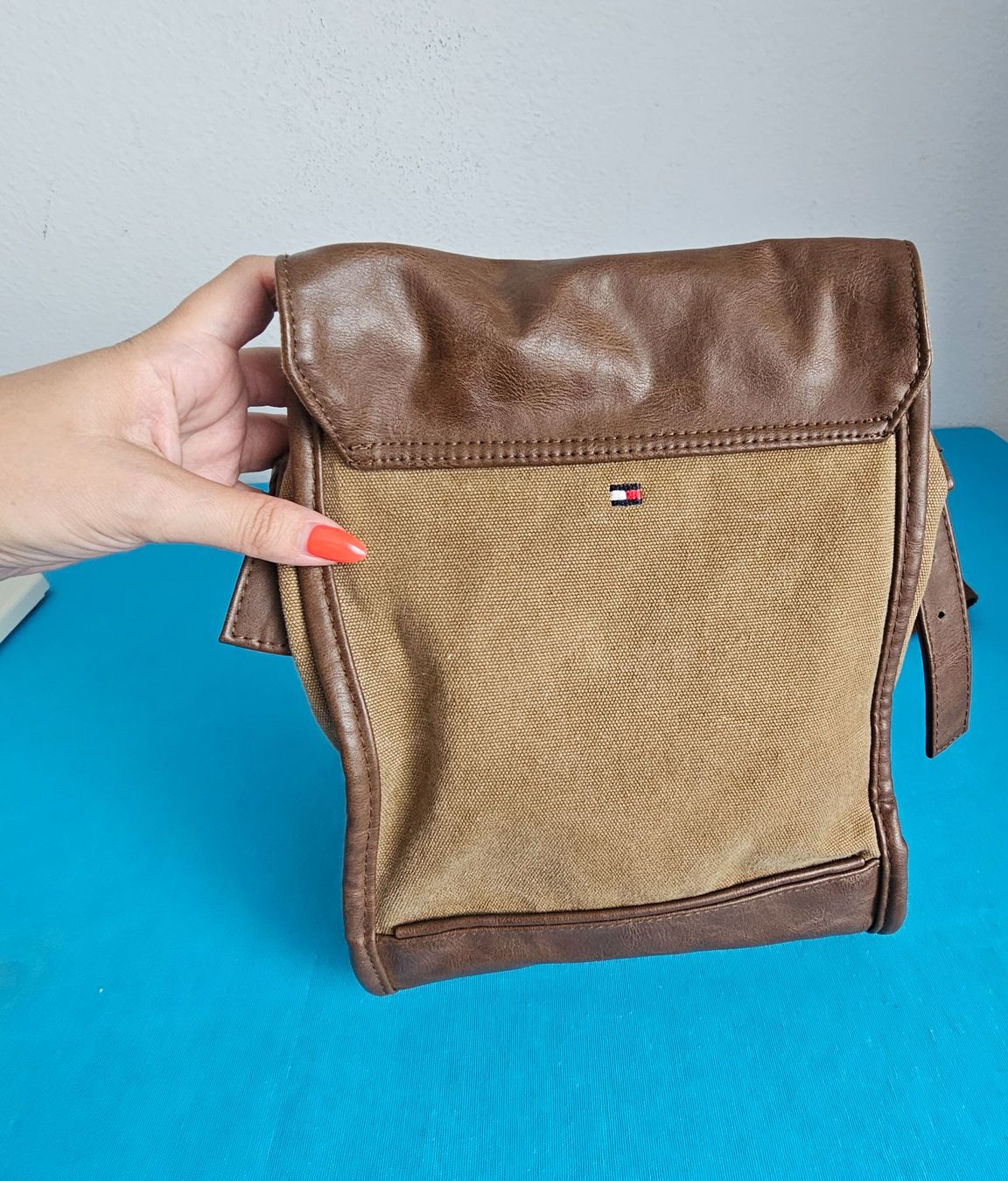 Tommy Hilfiger Taschen: ***TOMMY HILFIGER ***Umhängetasche leder – Gebraucht aus Bronschhofen von Xena37 9