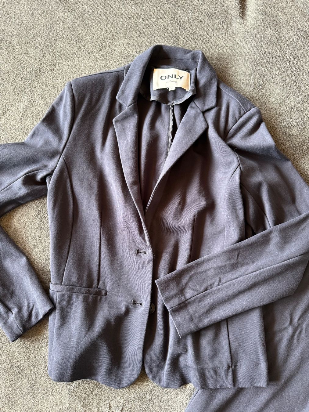 Anzüge & Kostüme: ONLY Blazer & Hose Set, Grösse M, Dunkelblau, Top Zustand... – Gebraucht aus Gamprin von haag15 4
