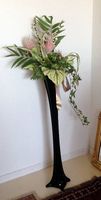 Elegantes Blumen Arrangement in schwarzer Vase