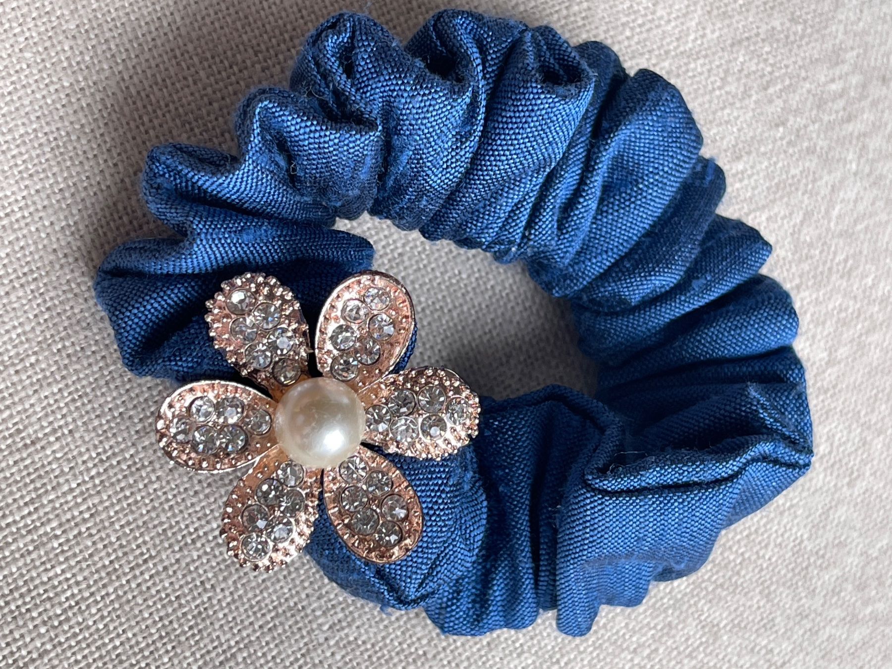 Haarschmuck: Scrunchie blau mit Strassblume 🌸 – Neu (gemäss Beschreibung) aus Brütten von Rod816