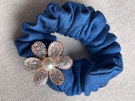 Scrunchie blau mit Strassblume 🌸