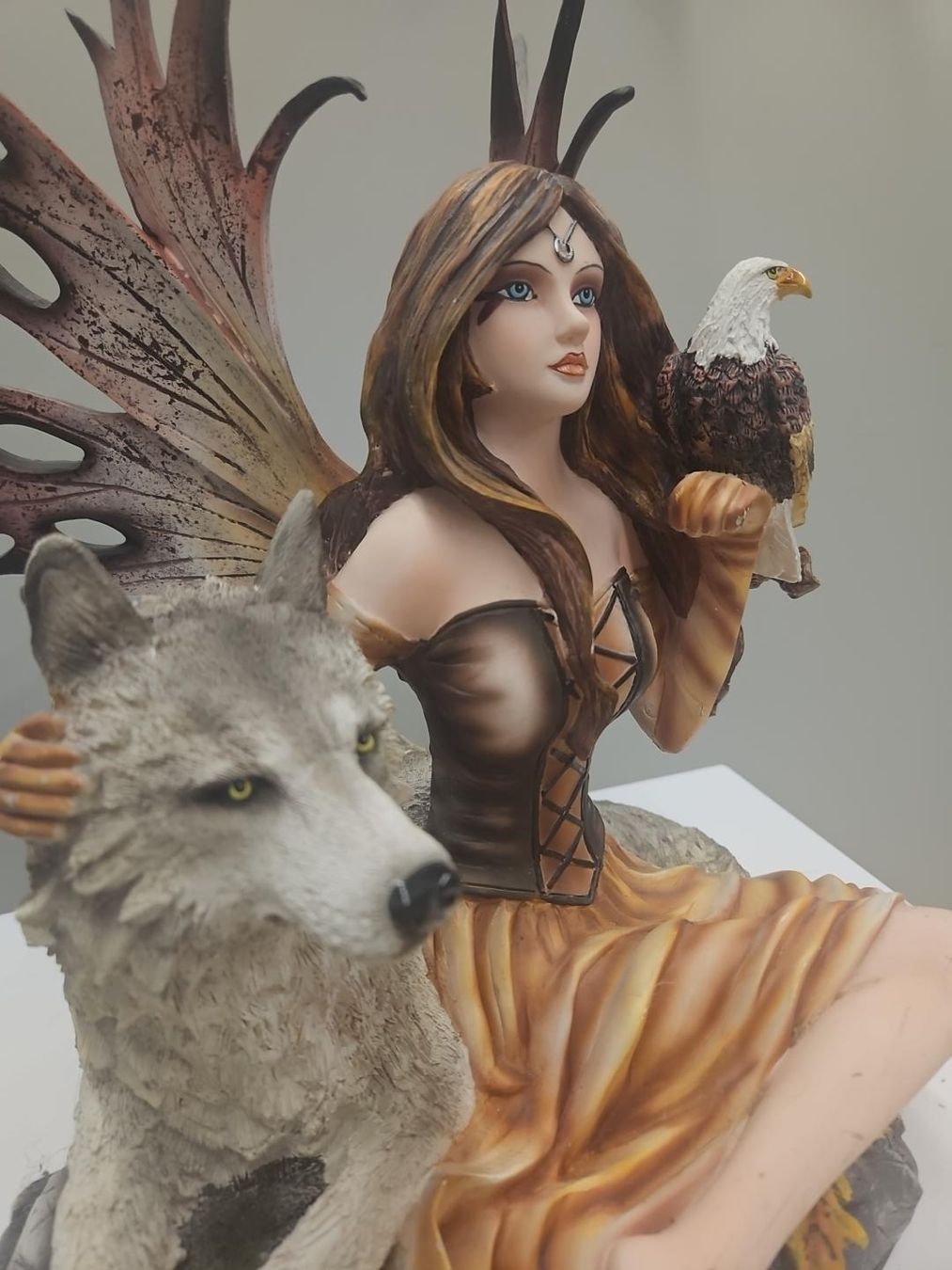 Statuette: Fee mit Wolf u d Seeadler 33 x30cm – Nuovo (secondo la descrizione) da Dielsdorf venduto da Kenan997 1