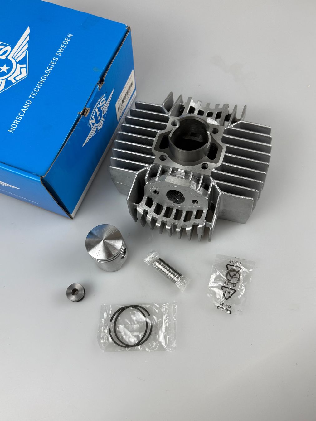 Puch Ciclomotori: Zylindersatz Puch Supermaxi 38mm neu – Nuovo e nell'imballaggio originale da Hallau venduto da mofaplus 1