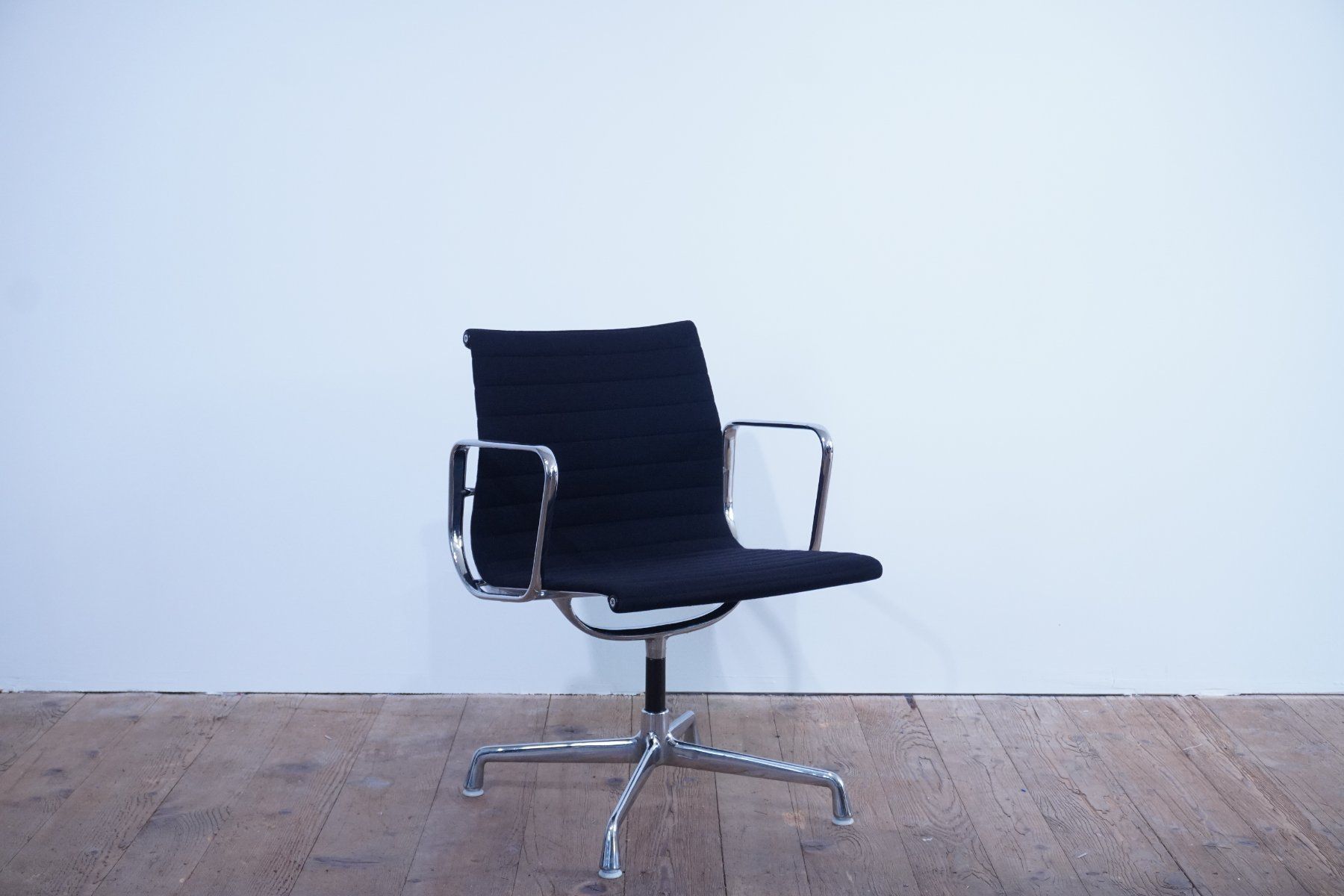 Vitra Sedie: Vitra Eames Alu Chair EA107 Hopsak nero – Usato da Bad Zurzach venduto da QLASSIQ