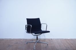 Vitra Eames Alu Chair EA107 Hopsak nero