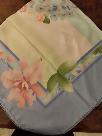 LEONARDO FOULARD Damen gr 88 x 88. NEW PRICE