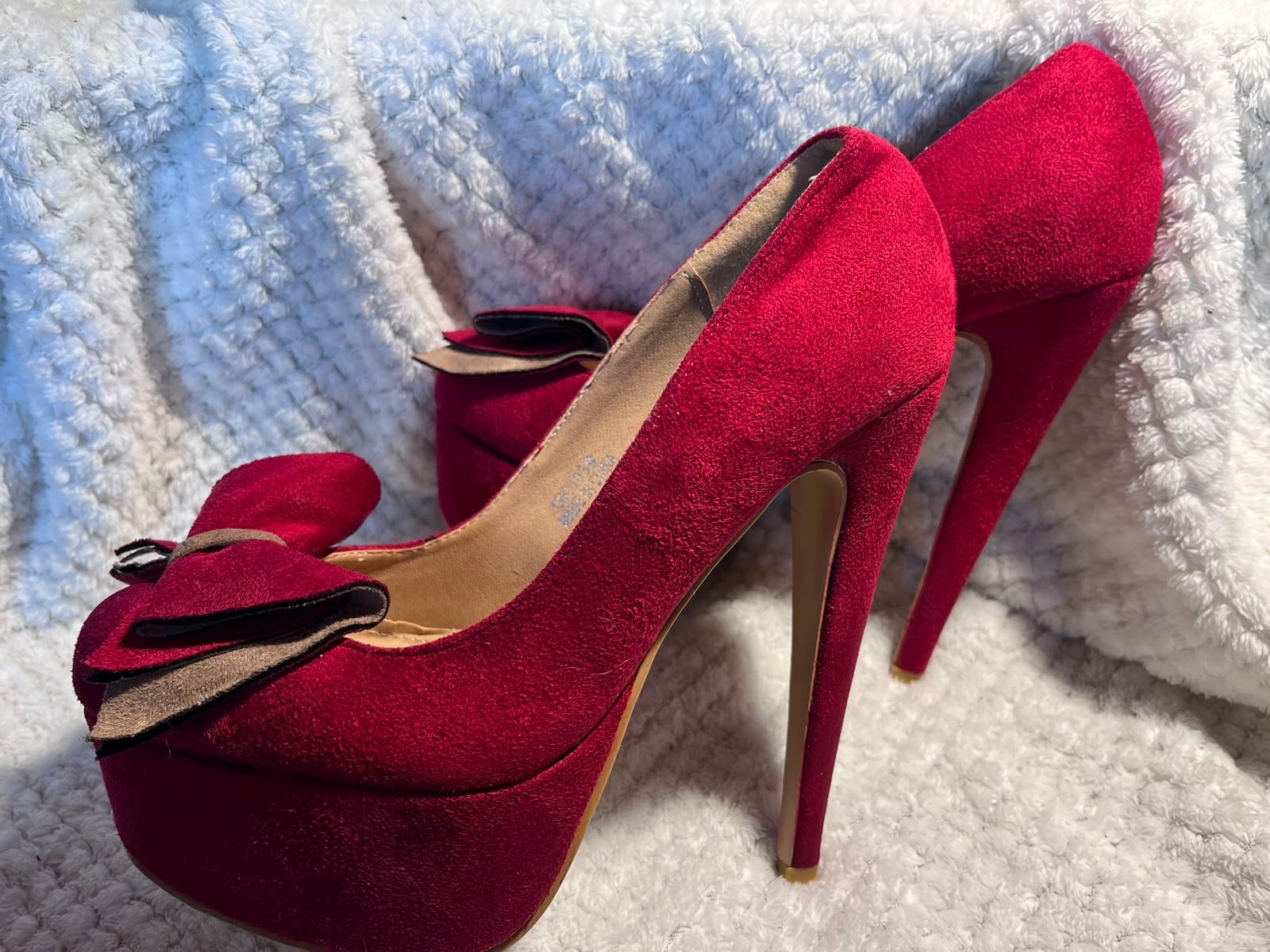 Chaussures femmes: Rote High Heel Pumps mit Schleife – D'occasion à Flüelen par Raubkatze-Achilles 1