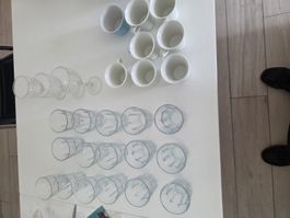 tellerset und glàser kaffeetassen