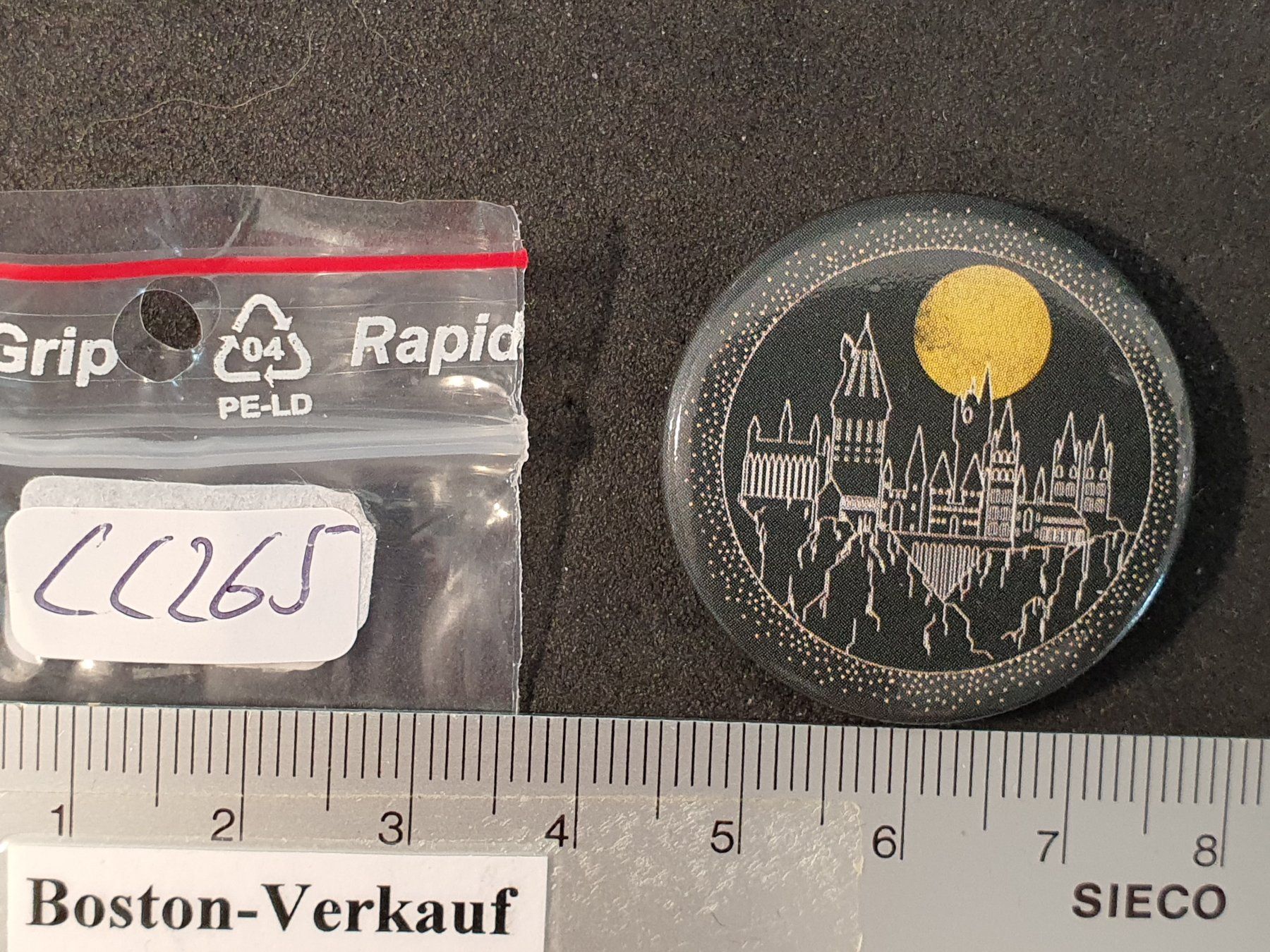 Plaketten & Abzeichen: CC265 - Pin /Button - Harry Potter Hogwards School – Gebraucht aus Reinach BL von Boston-Verkauf