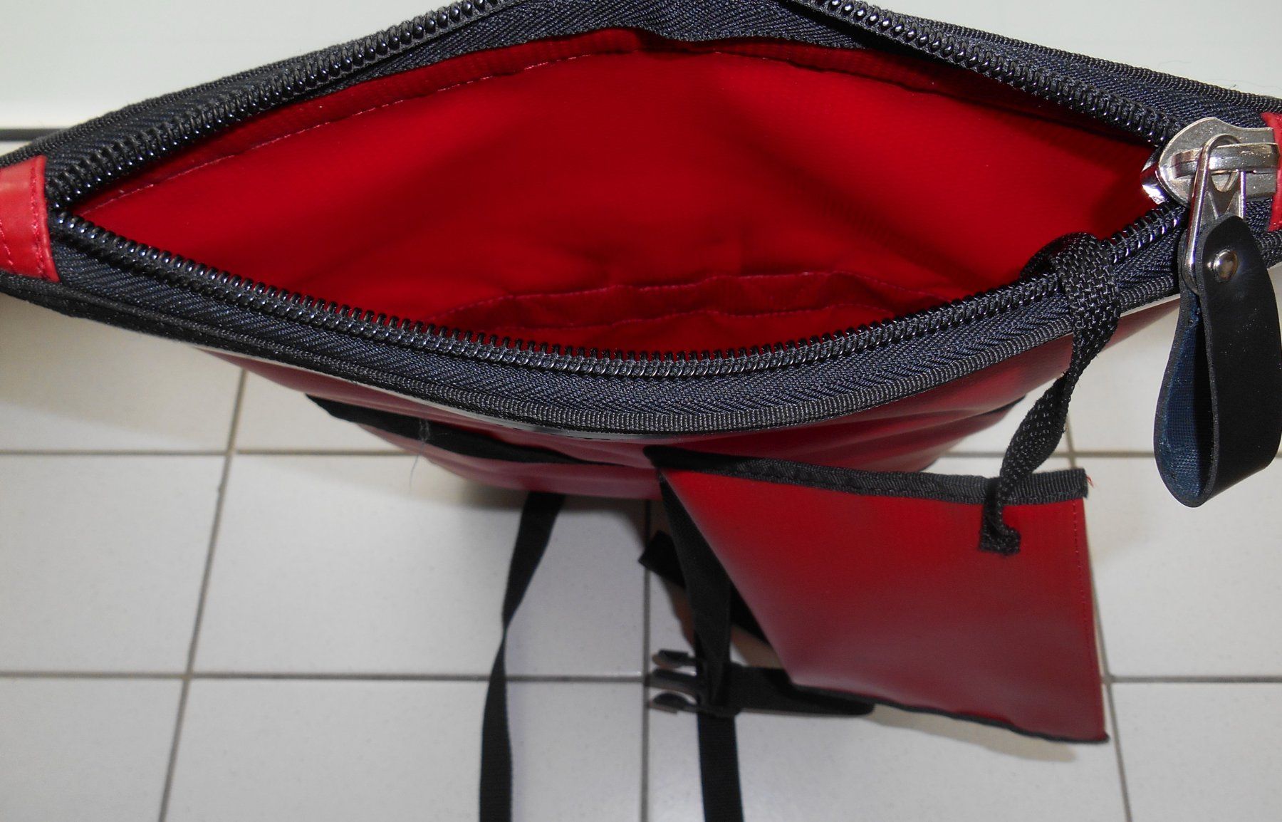 Bree Zaini: Bree Rucksack in Rot/Schwarz – Usato da Basel venduto da Birs868 5
