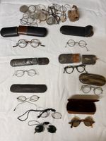 Lot de lunettes anciennes avec étuis et pièces détachées 