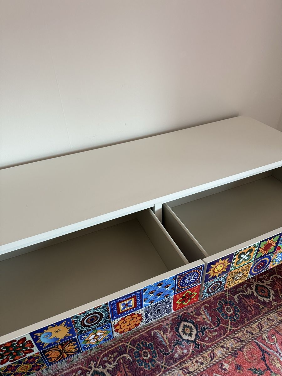 Cassettiere: Malm Kommode 6 Schubladen mit Fliesensticker dekoriert – Usato da Basel venduto da nor_j7qc 1