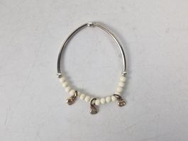 Metallarmband mit Perlen und Apfel-Anhängern