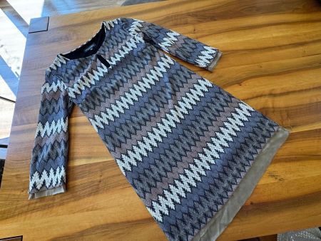 ANNA ALCAZAR Stilvolles Kleid mit Zickzack-Muster 36