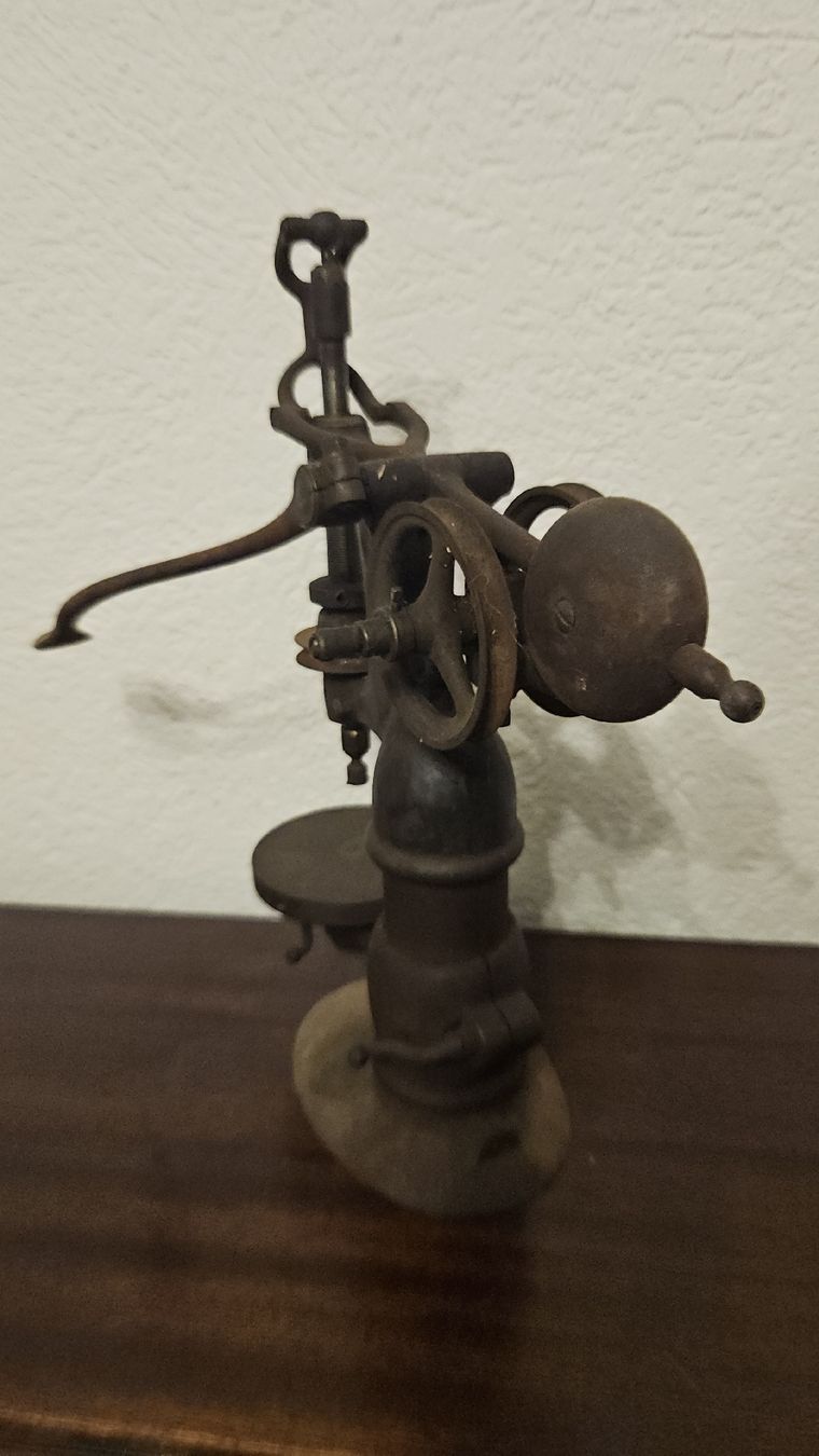 Tutte le macchine: Machine à percer ancienne "MODELE DEPOSE" à manivelle – Usato da La Chaux-de-Fonds venduto da exup-51 1