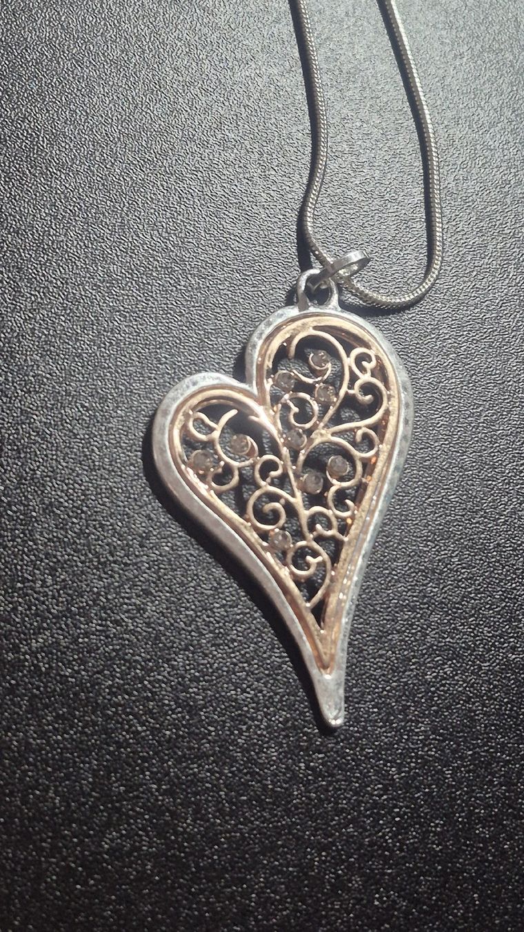 Ketten: Collana con ciondolo a cuore filigranato e strass – Neu (gemäss Beschreibung) aus Giubiasco von Stefaniav 3