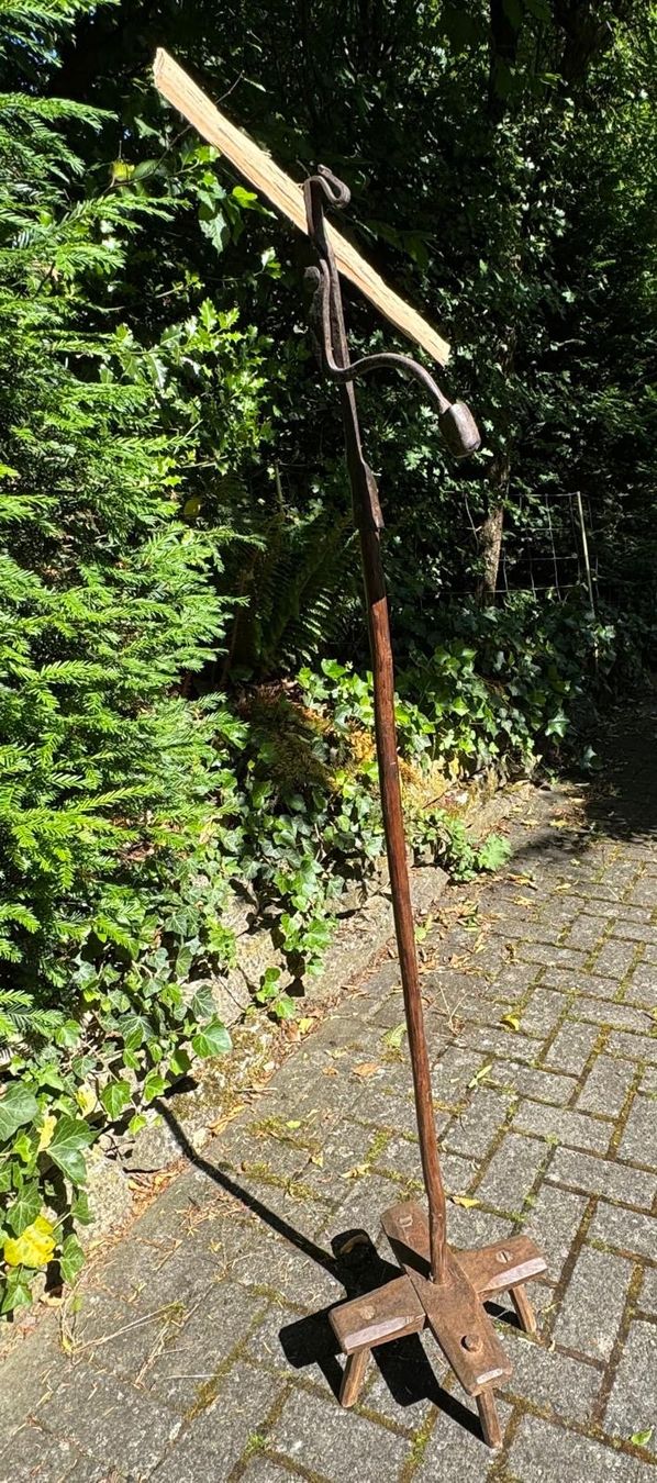 Altro in Decorazioni & Accessori: Antiker, freistehender Kienspanhalter – Usato da Uster venduto da Shanti1 1
