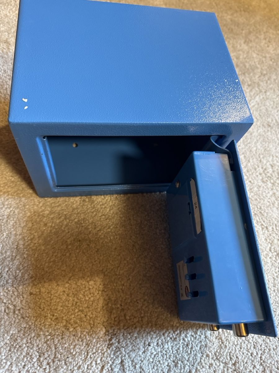 Coffre-fort: Electronic Digital Safe Blue Like New Condition – D'occasion à Naters par vir_8t9z 4