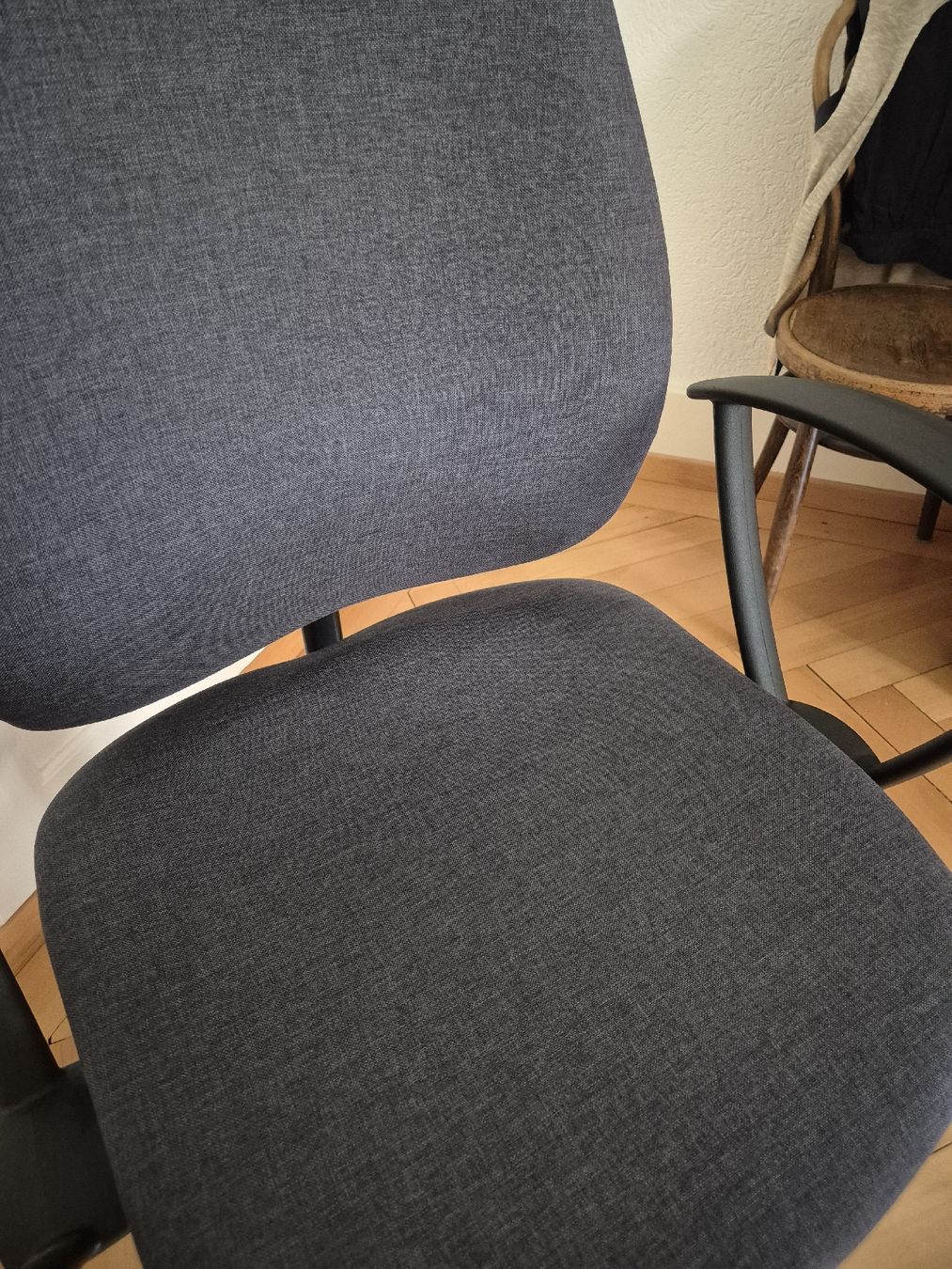 Pfister Sedie: Bürostuhl dunkelgrau höhenverstellbar – Usato da Bern venduto da Nadsc 1